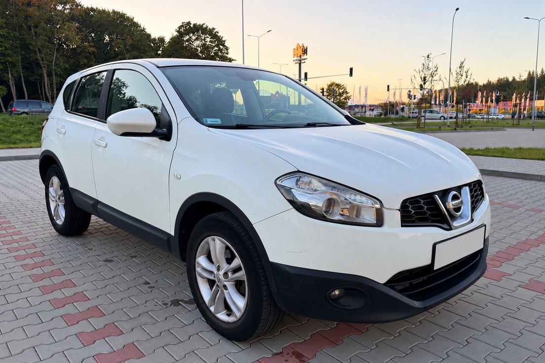 Nissan Qashqai — crossover, kolor biały; samochód kupiony przez Skup Aut Turbo