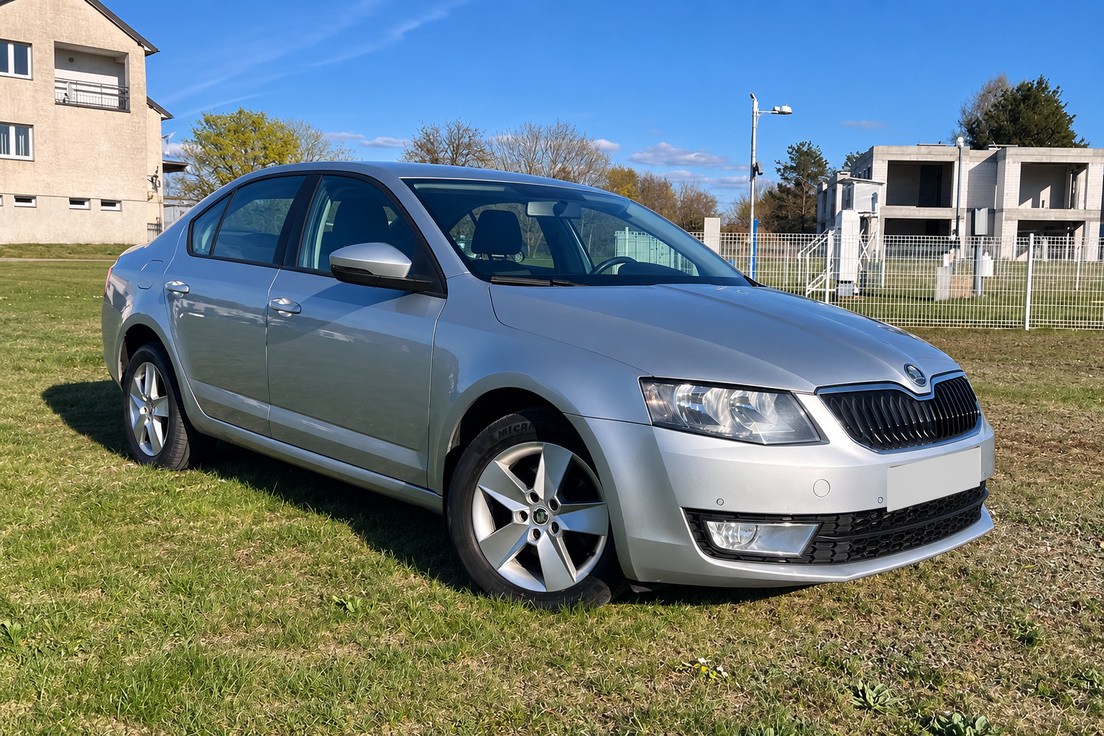 Škoda Octavia — liftback, kolor srebrny; samochód kupiony przez Skup Aut Turbo