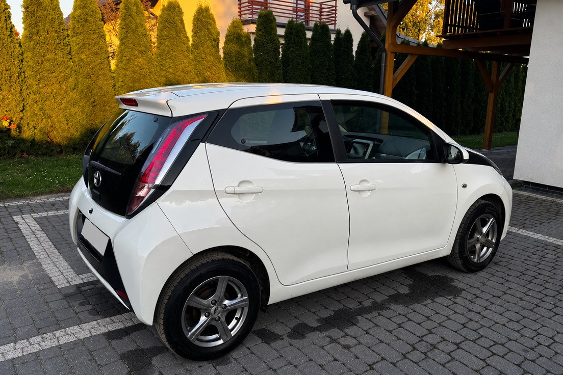 Toyota Aygo — hatchback, kolor biały; samochód kupiony przez Skup Aut Turbo