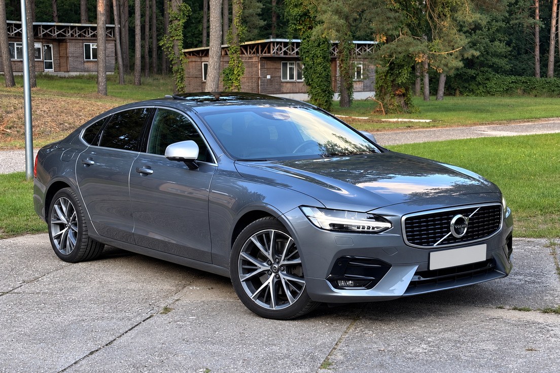 Volvo S90 — sedan, kolor szary; samochód kupiony przez Skup Aut Turbo