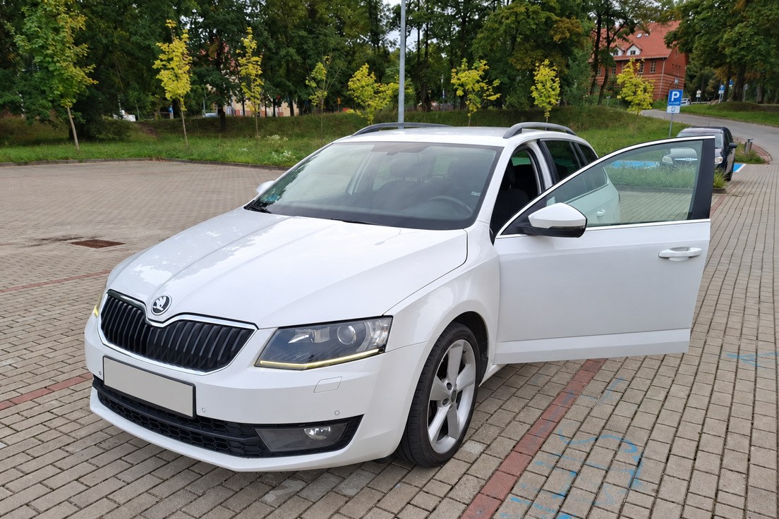 Škoda Octavia — liftback, kolor biały; samochód kupiony przez Skup Aut Turbo